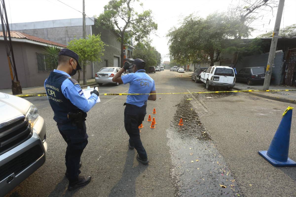 Agentes de la Policía Nacional llegaron casi de inmediato a acordonar la escena.