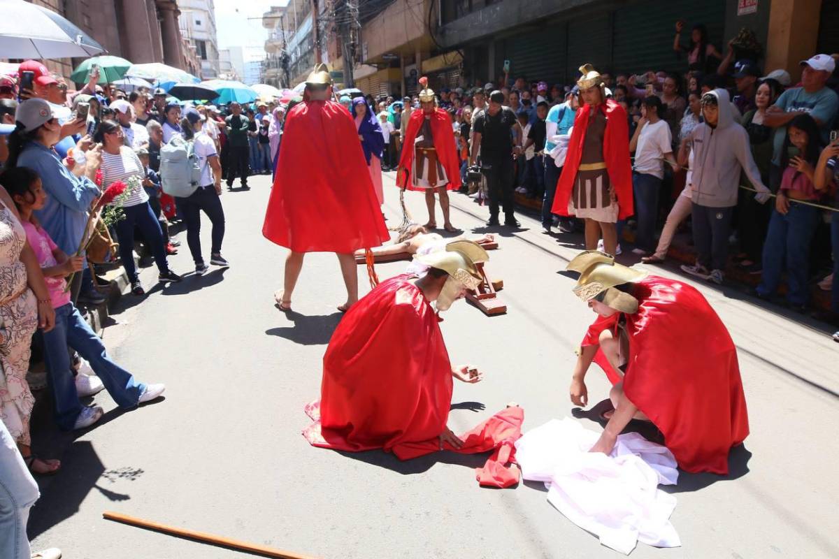Con fe y devoción, hondureños reviven la Pasión de Cristo en Viernes Santo