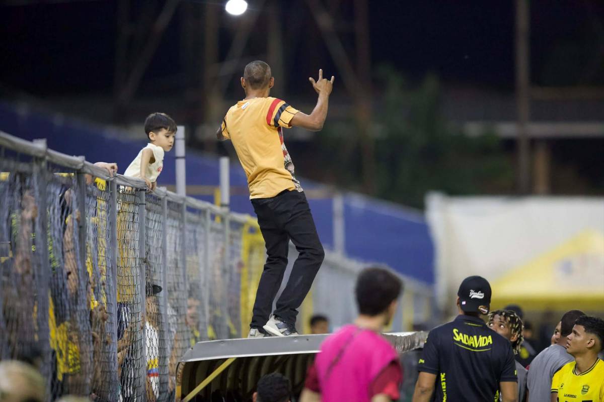 Futbolista sorprende a su bella novia, beso, fiesta del Real España y susto