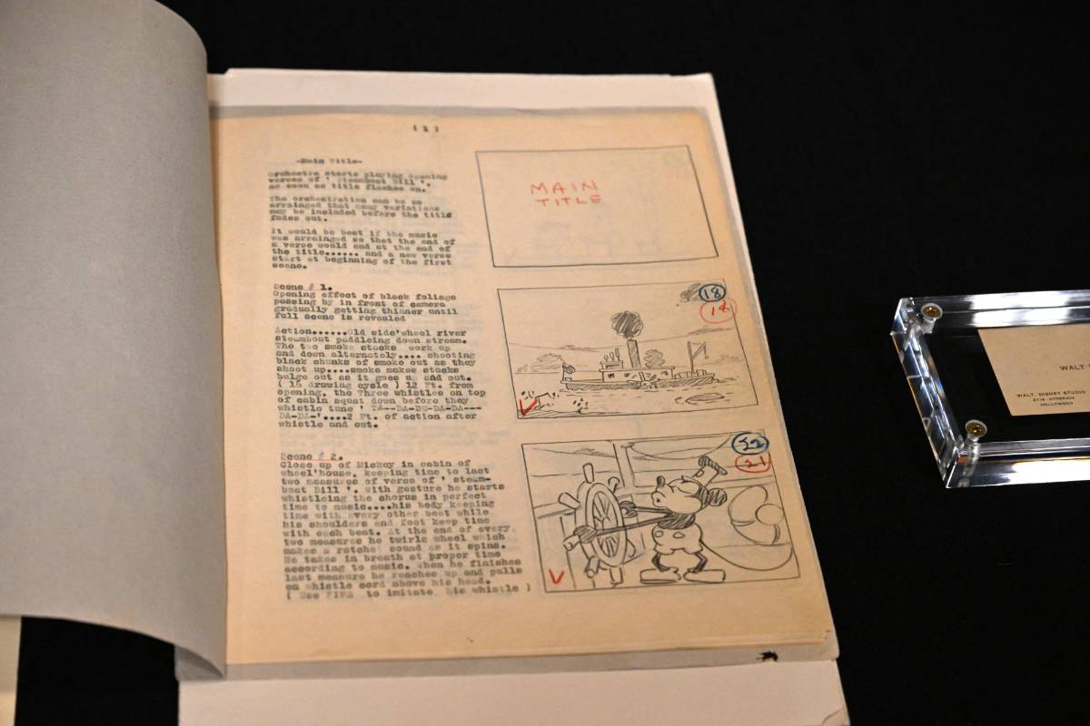 El guión original de 1928 de “Steamboat Willie” de Disney, la primera caricatura protagonizada por Mickey Mouse, se exhibió durante una gira de prensa por los Archivos de Walt Disney, el 20 de junio de 2023 en el lote de Disney Studio, en Burbank, California.