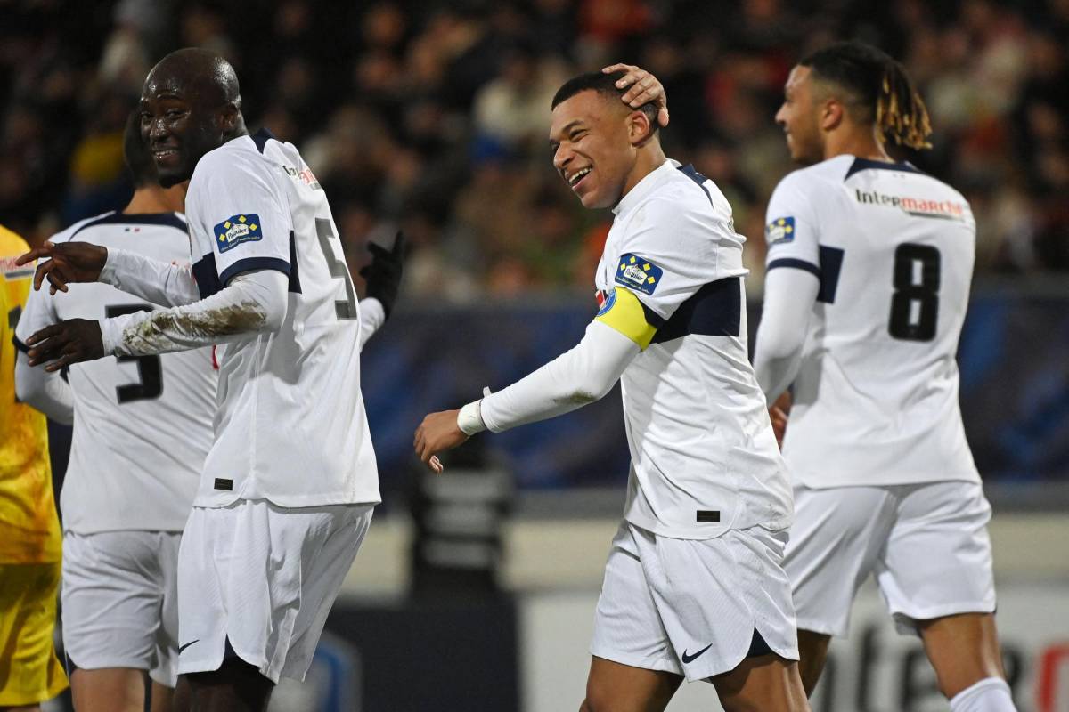 Mbappé lideró con su hat-trick la tremenda paliza de 9-0 del PSG ante el Revel en la Copa de Francia.