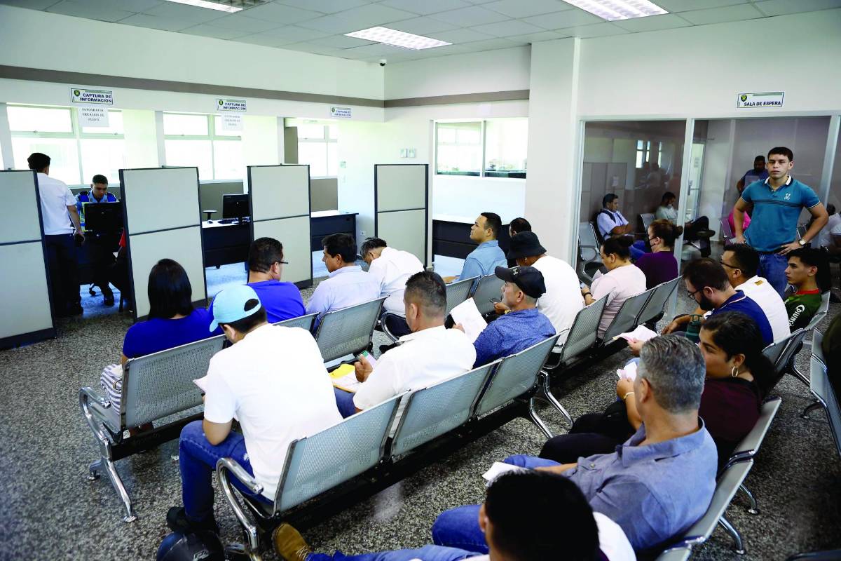 Siguen las quejas por la falta de placas y licencias en físico