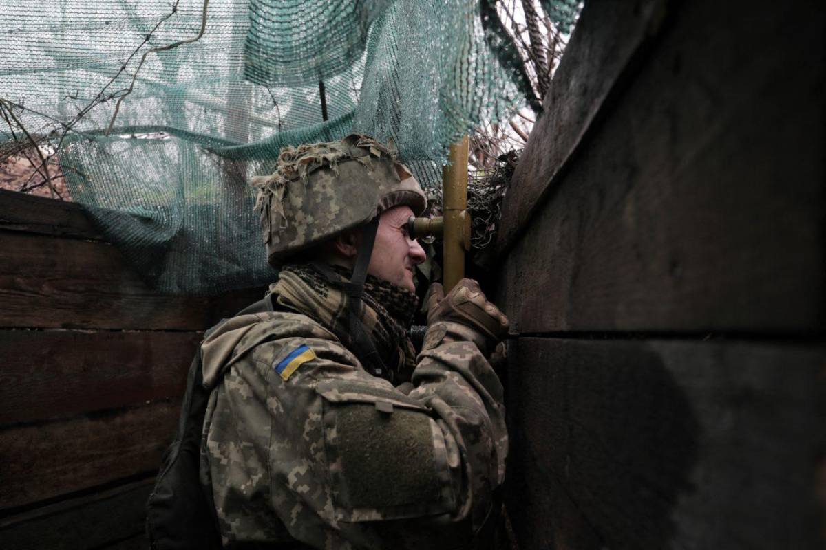 Militares ucranianos se mantienen en alerta ante el aumento de las tropas rusas en la frontera.