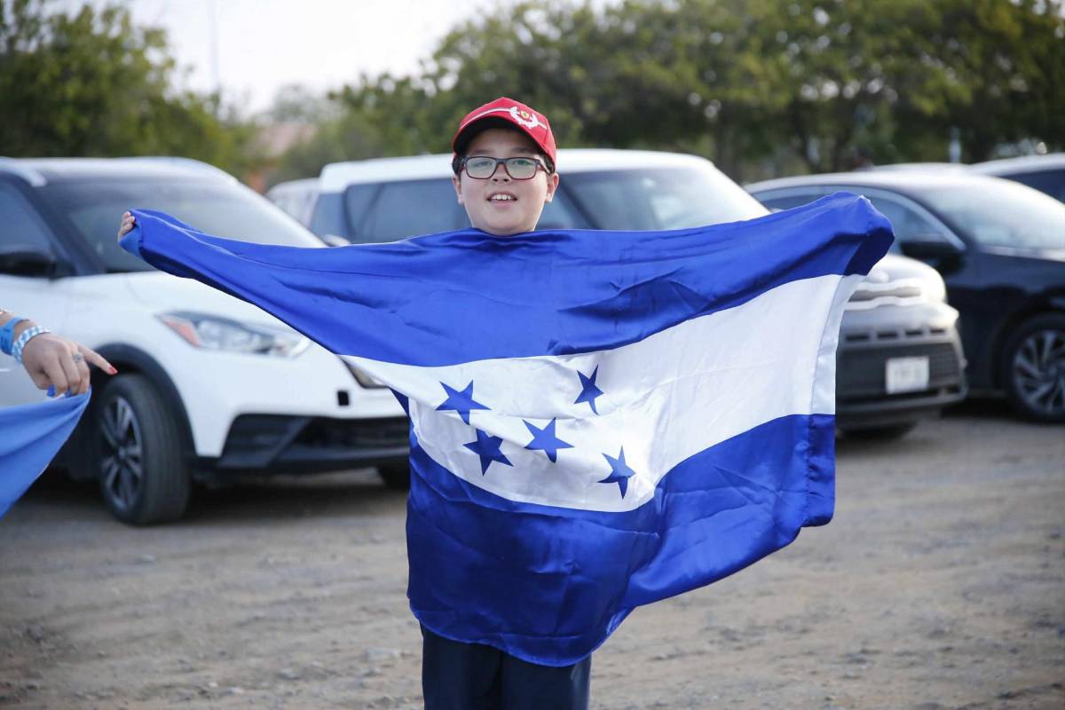 Redondo y su pareja presentes; bella catracha y mundialista en el Haití-Honduras
