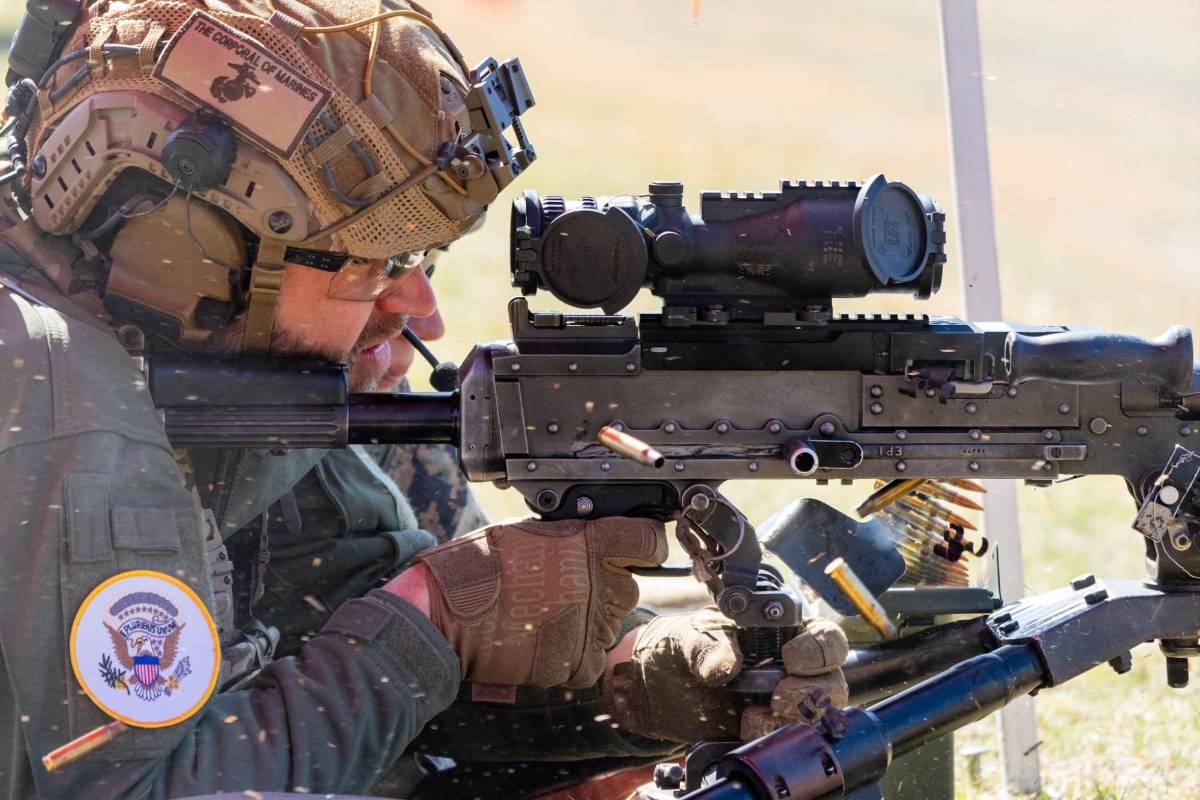 Vance muestra sus habilidades de tiro en visita a Marines en Quantico