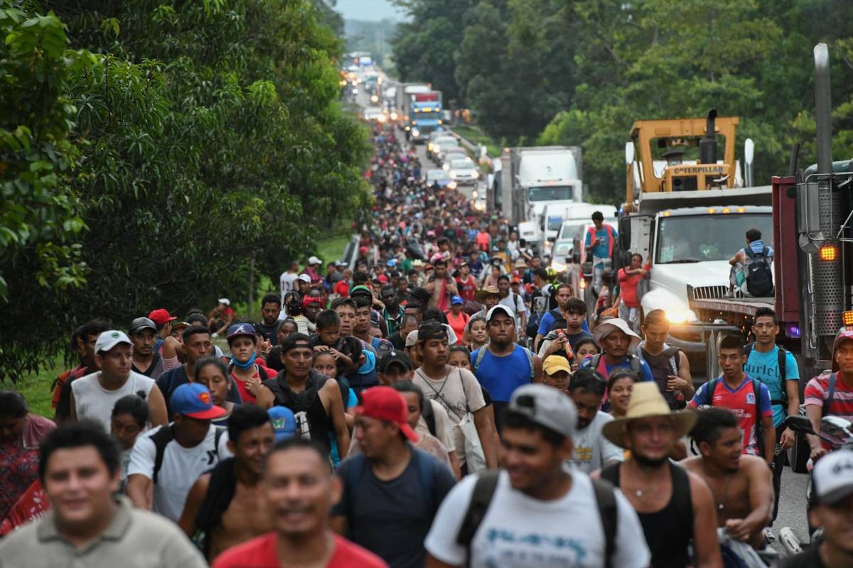 Caravana migrante aumenta y avanza por México mientras EEUU refuerza frontera