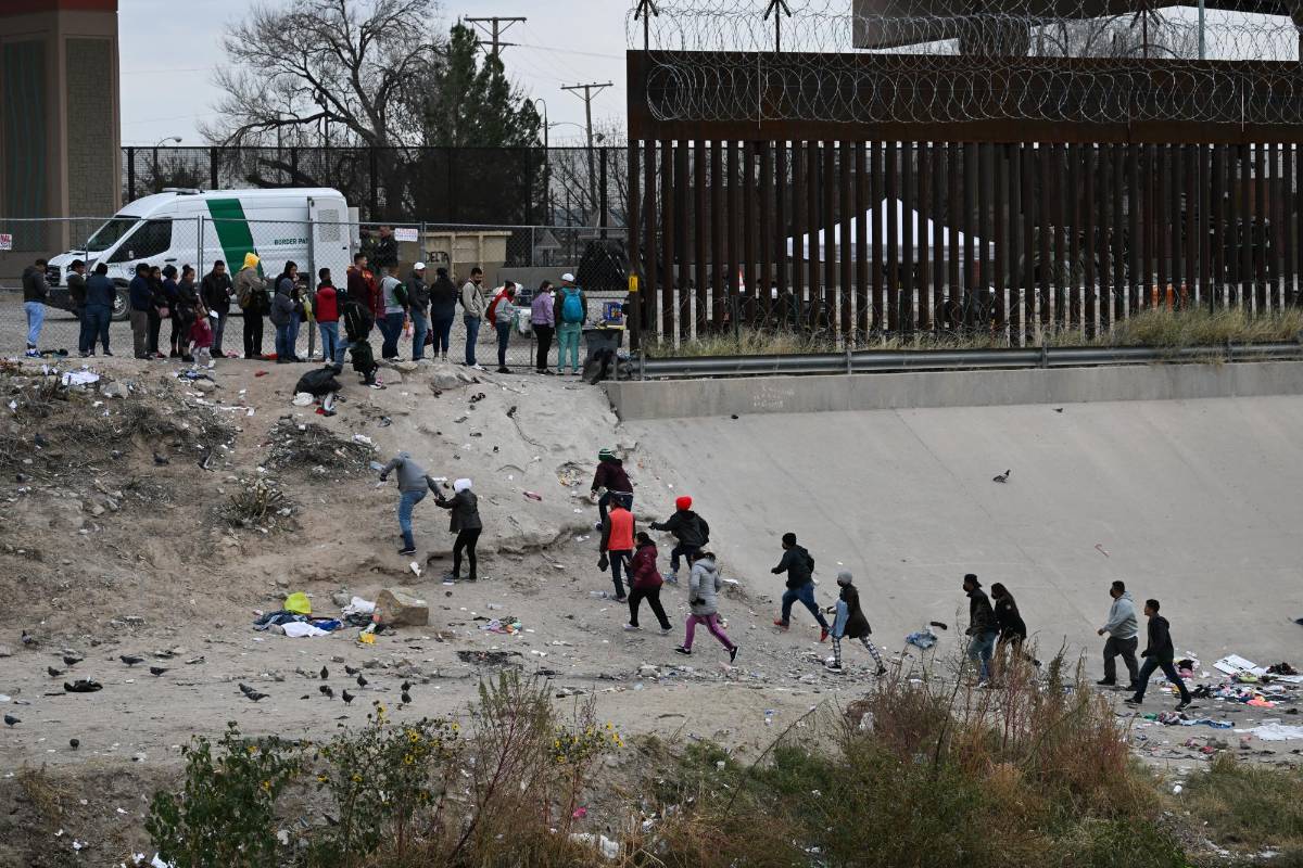 Fiscales de 19 estados piden al Supremo de EEUU mantener el Título 42