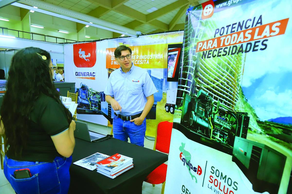 <b>Más de 60 empresas conforman la exposición comercial, autoridades del sector privado y gubernamental presentes en la novena edición de la Expo Energía. </b>