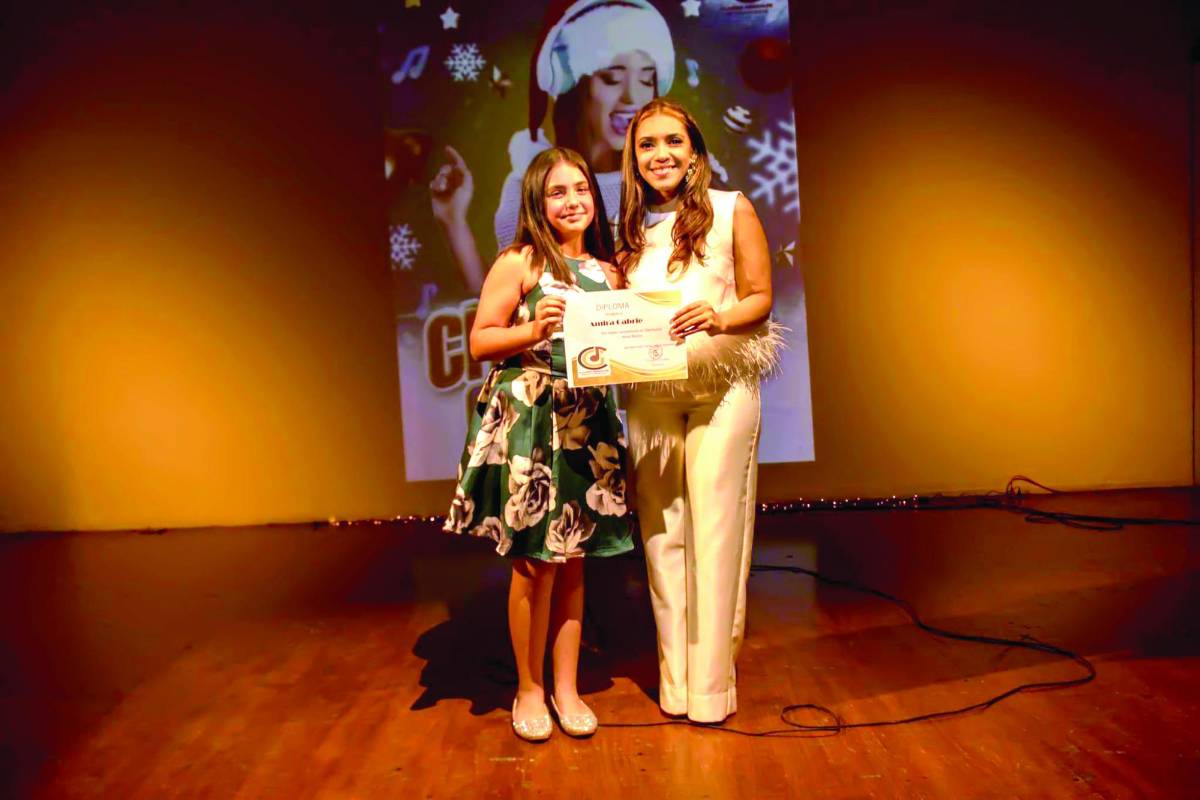 La joven da clases en CG Escuela de Música, otro de sus proyectos.