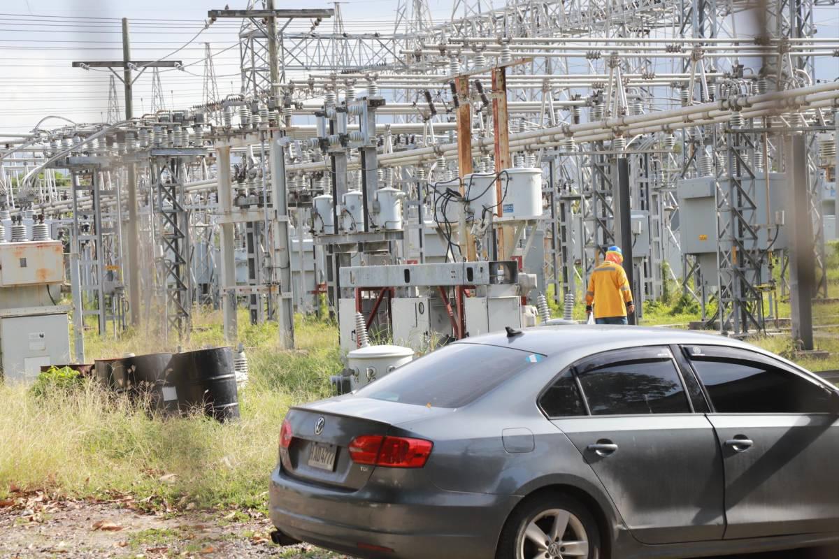 Personal de la desaparecida EEH realizan mantenimiento en la subestación Bermejo.