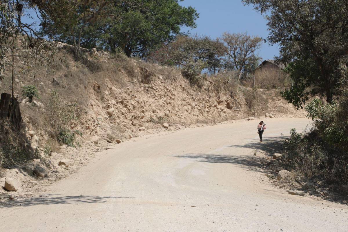 Pobladores deben caminar extensos tramos porque el transporte público ha mermado porque la vía está en malas condiciones.