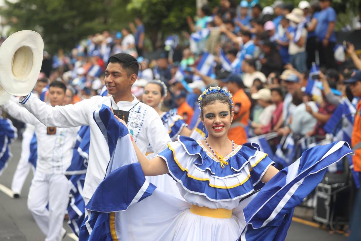 El Salvador conmemora su independencia con desfile de militares y estudiantes