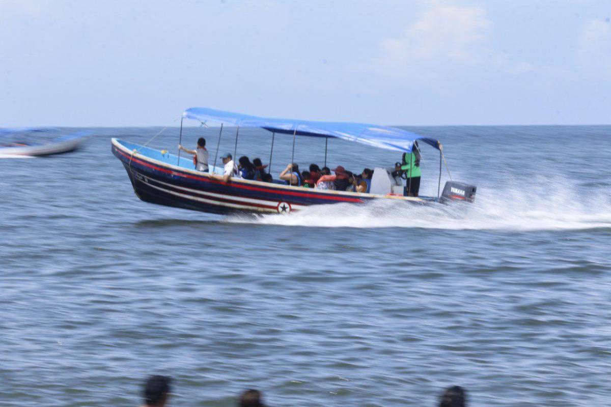 Belleza y alegría: hondureñas viven al máximo la Semana Morazánica en Tela