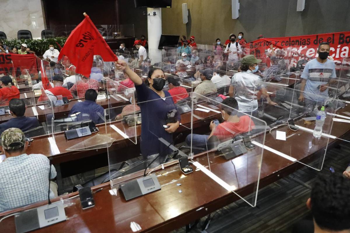 Simpatizantes de la presidente electa Xiomara Castro ingresan a la sesión de instalación del Parlamento para el periodo 2022-2026, hoy, en Tegucigalpa (Honduras).