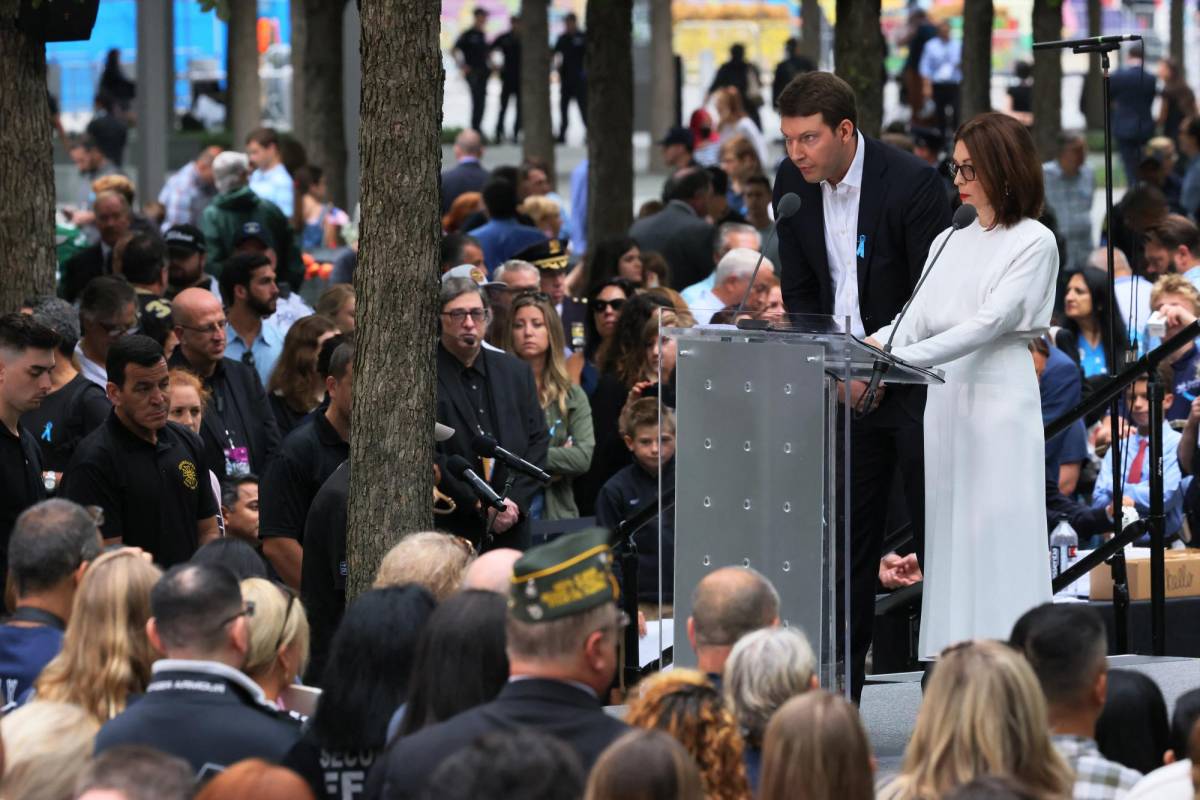 Familiares de las víctimas de los peores atentados terroristas en la historia leyeron los nombres de los fallecidos durante una ceremonia en Nueva York.