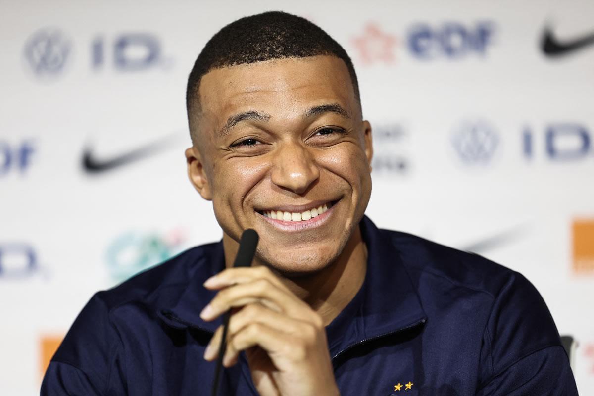 Kylian Mbappé se dejó ver sonriente en la conferencia al ser preguntado sobre su futuro que apunta al Real Madrid. No le afectan los rumores, dijo.
