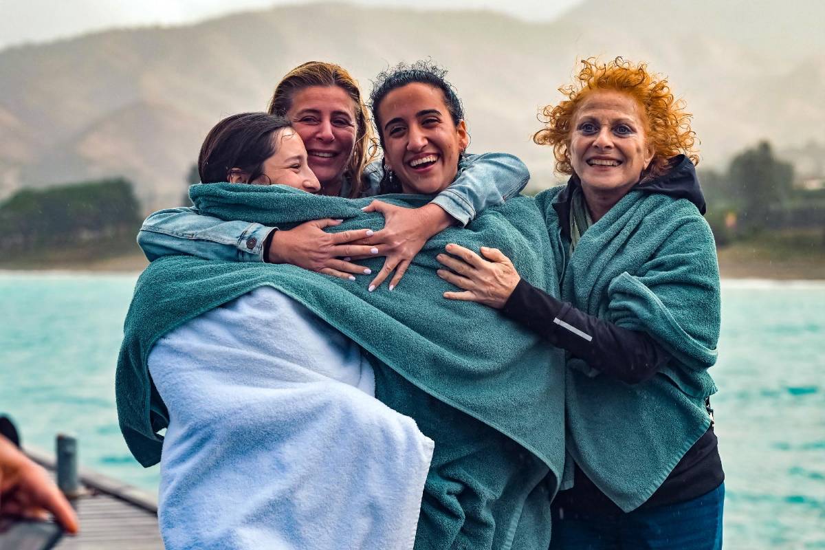 Un grupo de jóvenes israelíes posa en un resort donde reciben tratamiento tras el ataque de Hamás del pasado 7 de octubre.