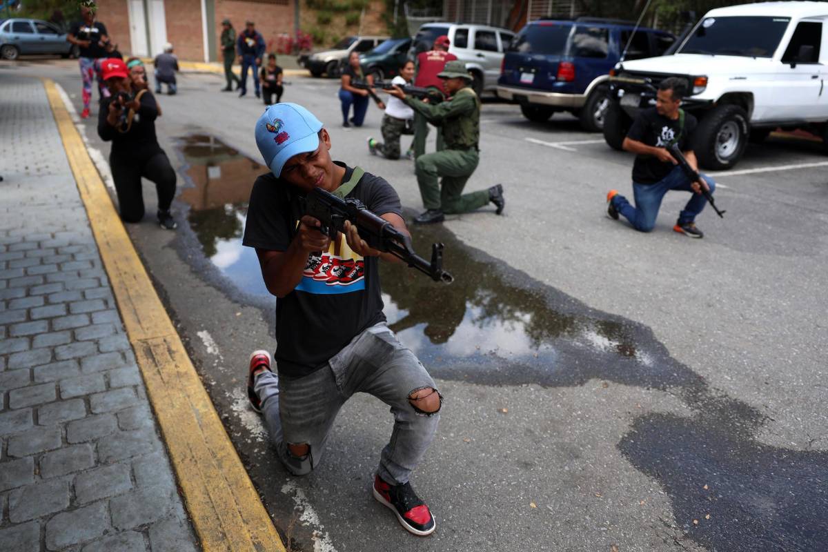 Maduro ordena entrenamiento militar de civiles ante un eventual ataque de EEUU