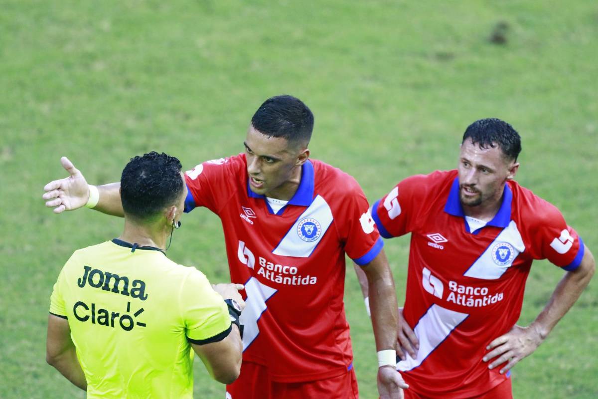 La burla de Menjívar tras derrota, polémicas en Marathón-Olimpia y los dos expulsados