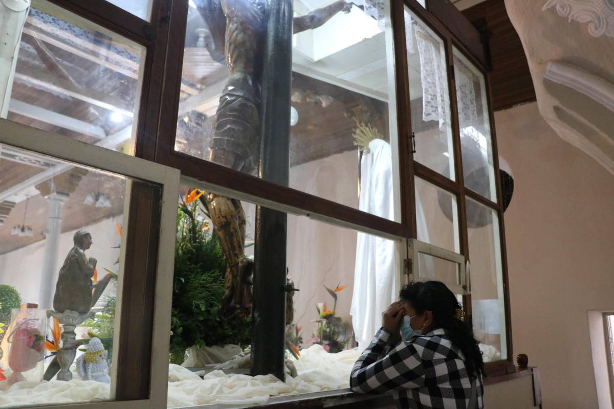 Miles de devotos cumplen promesas y peregrinan al Cristo Negro de Quezailica