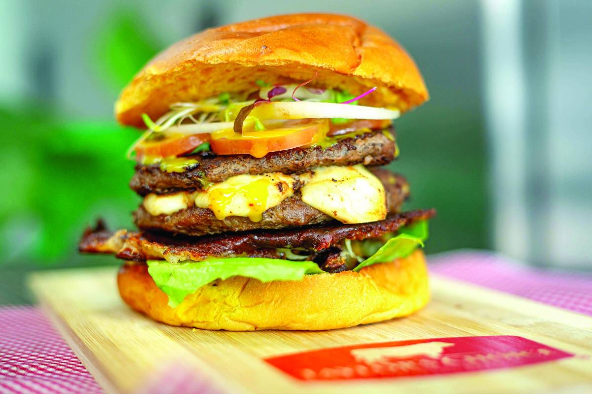 Hamburguesa doble con costra de quesillo y chicharrón