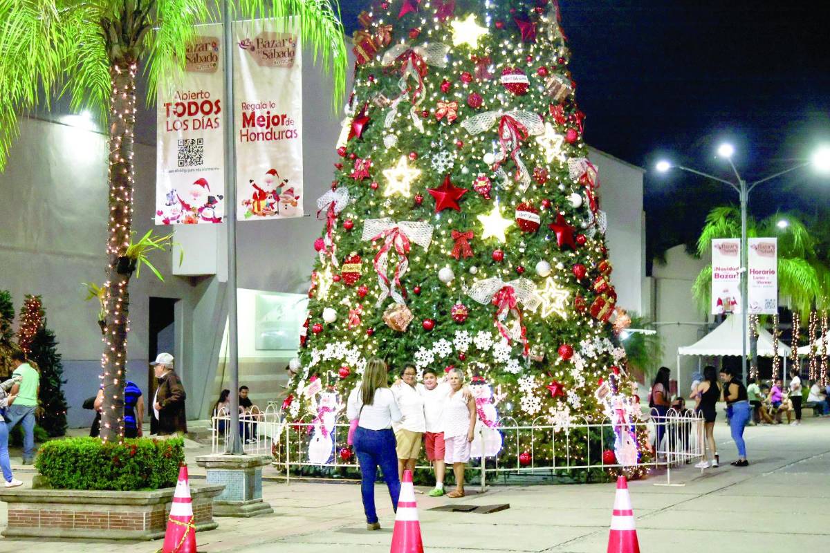 El Bazar Navideño ha sido uno de los atractivos y donde más de 150 emprendedores han ofrecido sus productos de temporada, gastronomía y variedad de productos. Otra de las actividades que pueden disfrutar es del Nacimiento Viviente en la Escuela Franciscana que tendrá la última presentación mañana a partir de las 6:00 pm