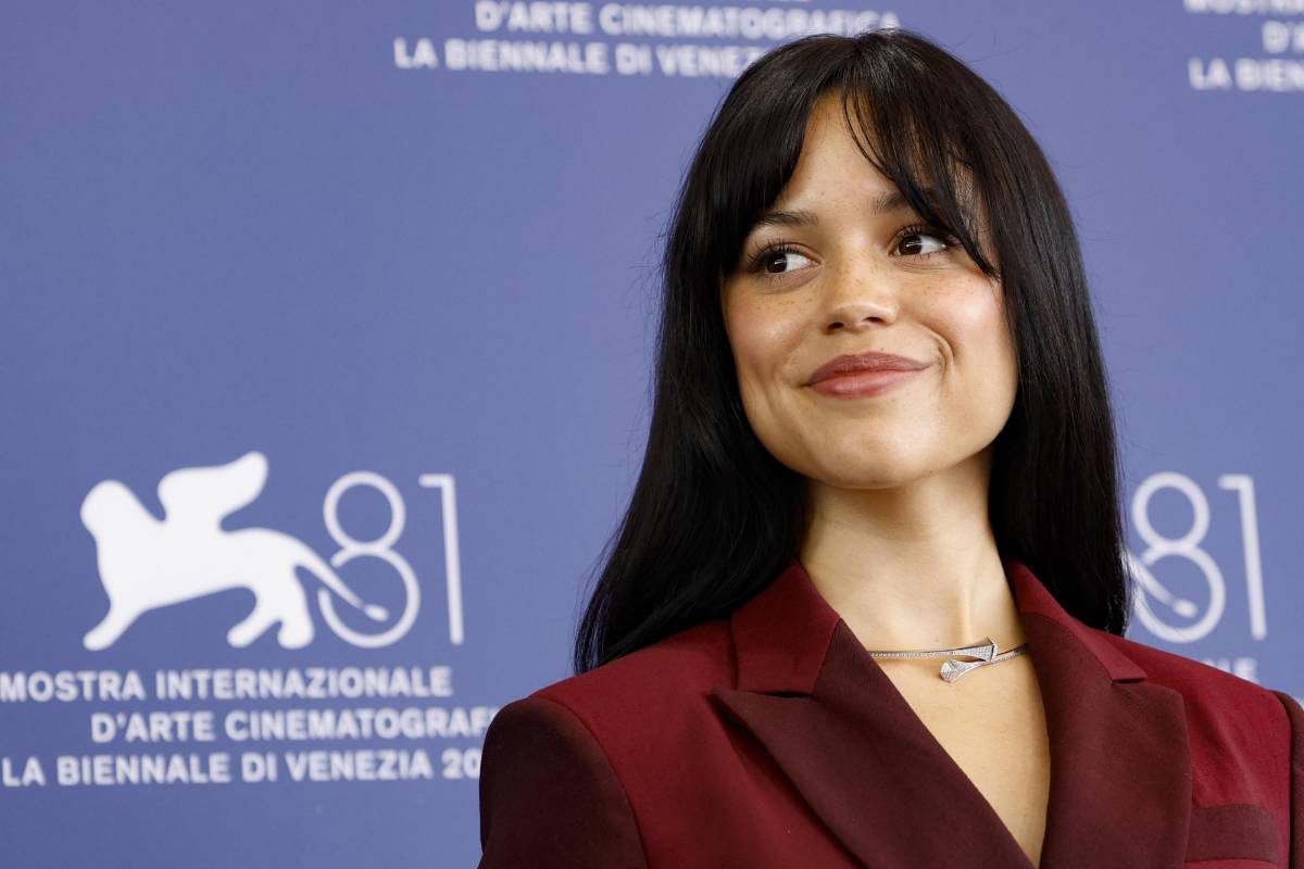 Jenna Ortega posa en la presentación de 'Beetlejuice Beetlejuice' en el Festival de Cine de Venecia, donde la actriz se ha consolidado como una musa de Tim Burton, gracias a su icónico papel como Wednesday Addams en la exitosa serie 'Wednesday'.
