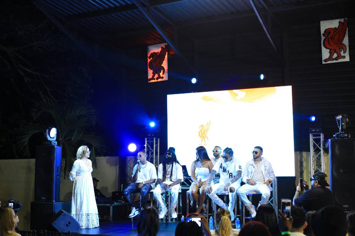 Canciones para disfrutar. “Va pa fuera”, “Sexo con ropa”, “Desahogo”, “No es normal” o “De camino voy”, son algunos de los temas que incluye el nuevo disco “La Ola”.