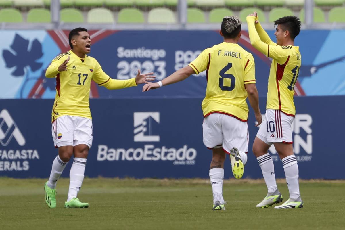 Daniel Ruiz de Colombia celebra su gol que abrió el marcador ante Honduras.