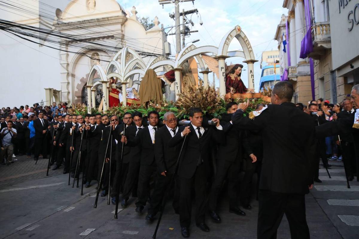 Santo Entierro: entre silencio y fe, fieles acompañan el cuerpo de Jesús