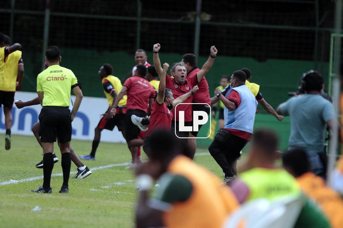 La locura se apoderó del Vida tras el doblete de Marcelo Canales.