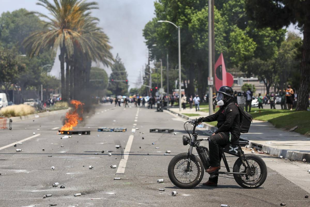 Caos en Los Ángeles por violentas protestas contra la cacería de migrantes