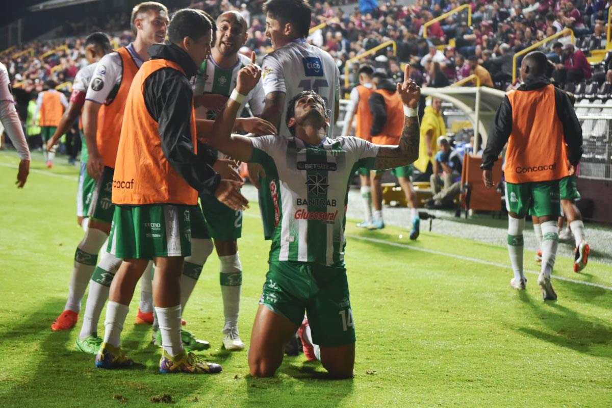 El argentino Santiago Gómez fue al figura del Antigua en el estadio Ricardo Saprissa.