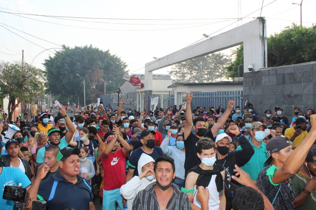 Decenas de migrantes centroamericanos inician huelga de hambre indefinida para pedir visas humanitarias hoy, en la ciudad de Tapachula.