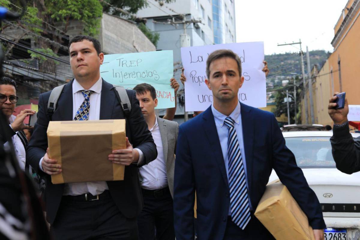 Cientos de simpatizantes de Libre bloquean proceso del Trep en el CNE