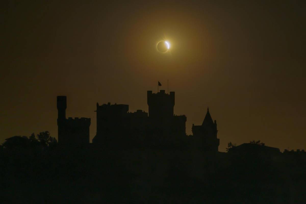 Eclipse total de Sol sorprende a millones con dos minutos de oscuridad