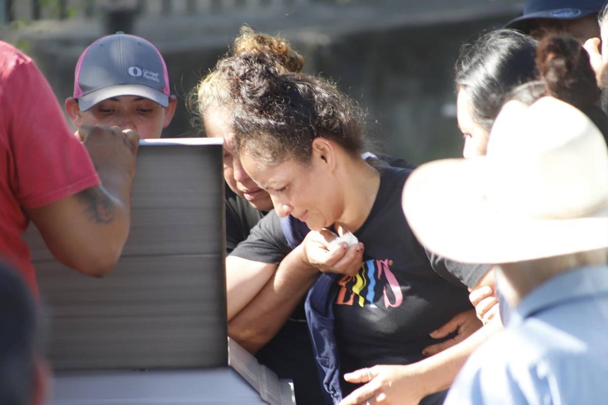 Dolor e impotencia en el último adiós a hermanos víctimas de masacre