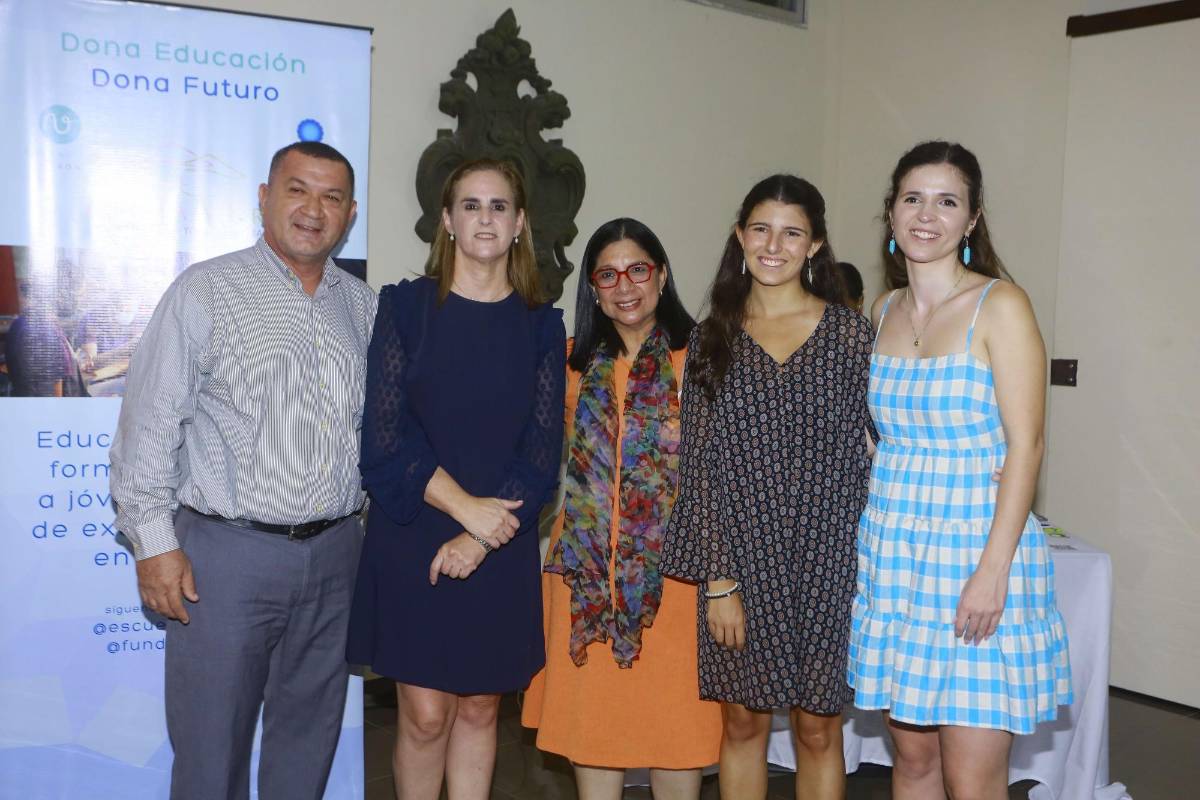 Cóctel de presentación del proyecto solidario “Escuela del Vidrio” en SPS