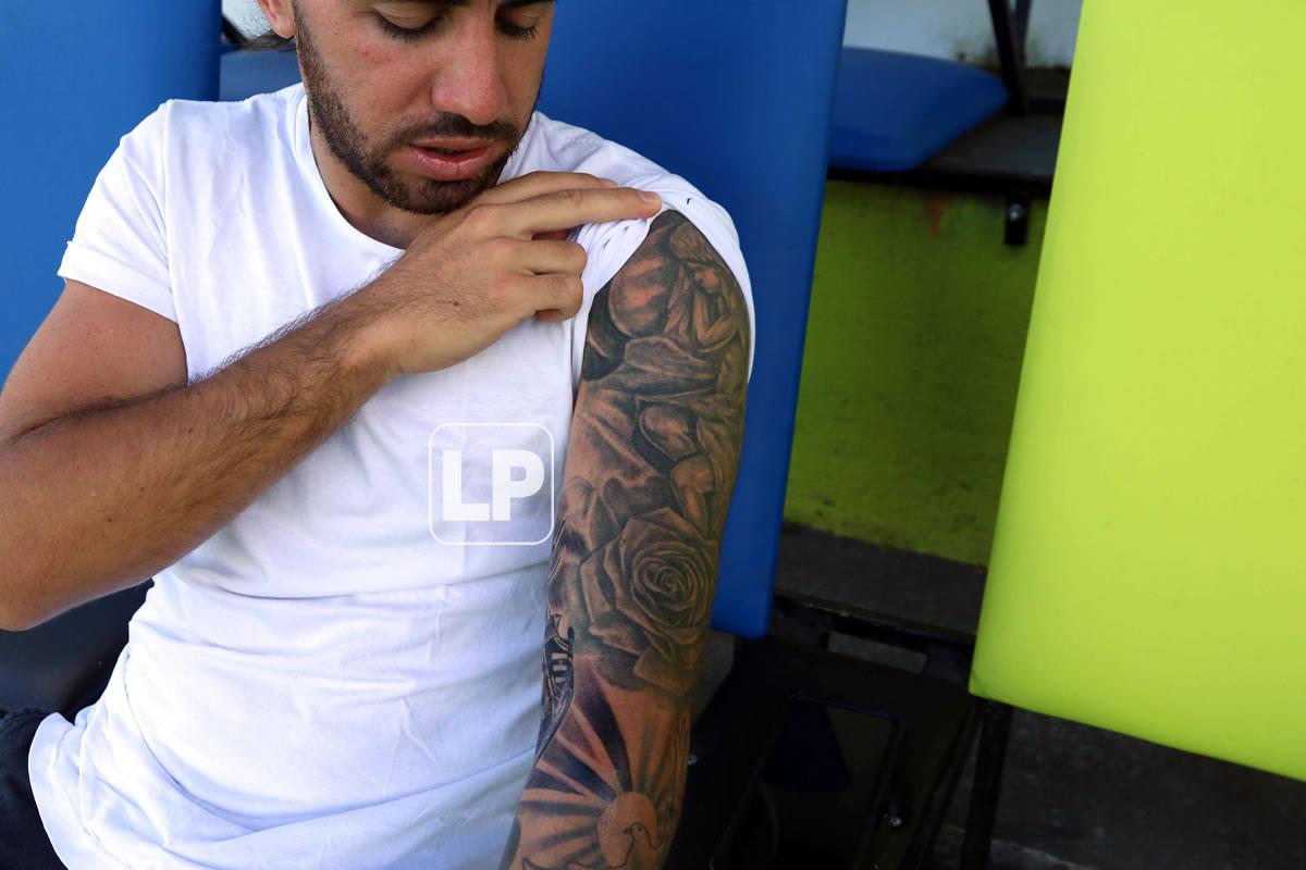 Agustín Auzmendi nos mostró los tatuajes que lleva en su brazo izquierdo.