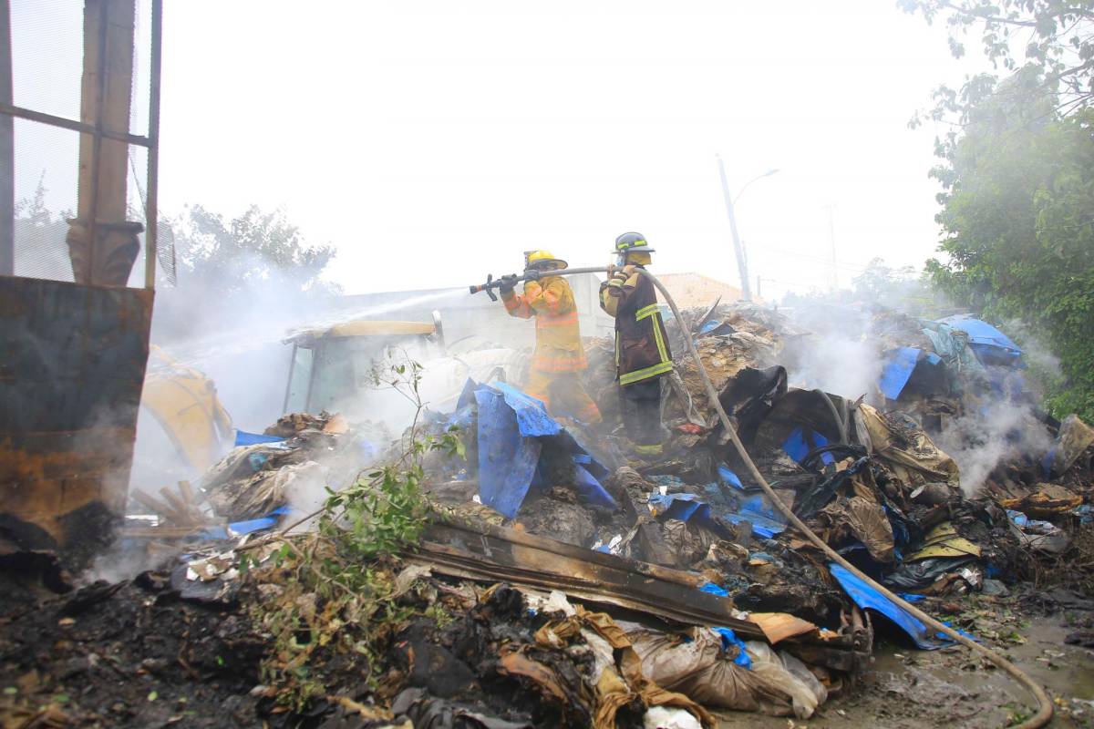 Incendio destruye bodega de telas y plásticos para reciclaje