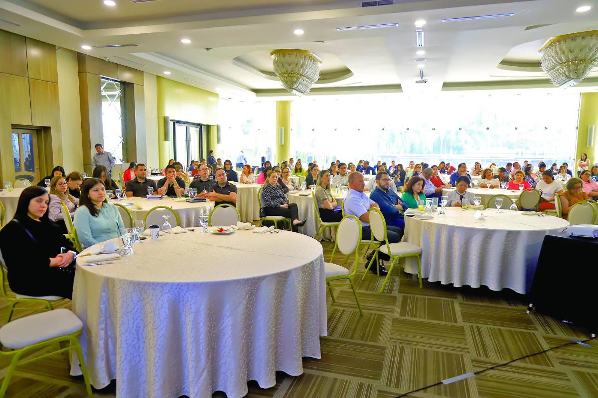 Gerentes del sector textil-maquilador durante las conferencias de derechos humanos en el Club Hondureño Árabe.