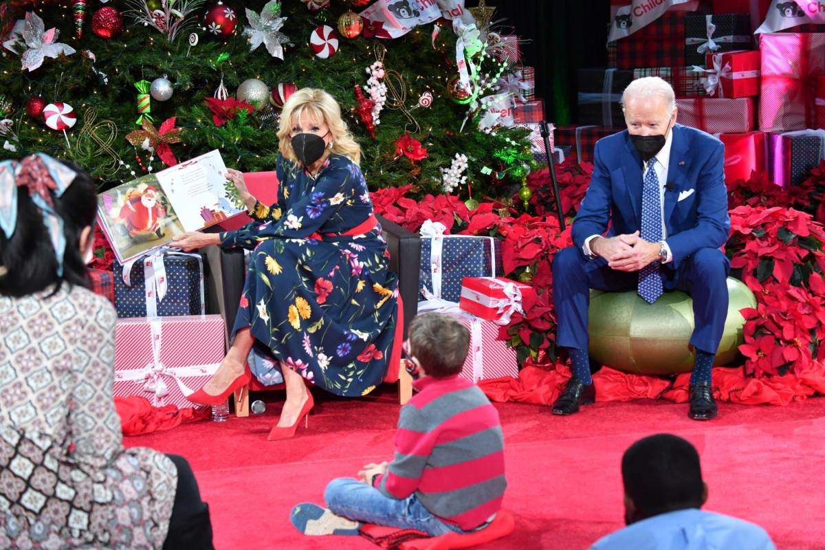 Biden y la primera dama visitan un hospital para niños en Nochebuena