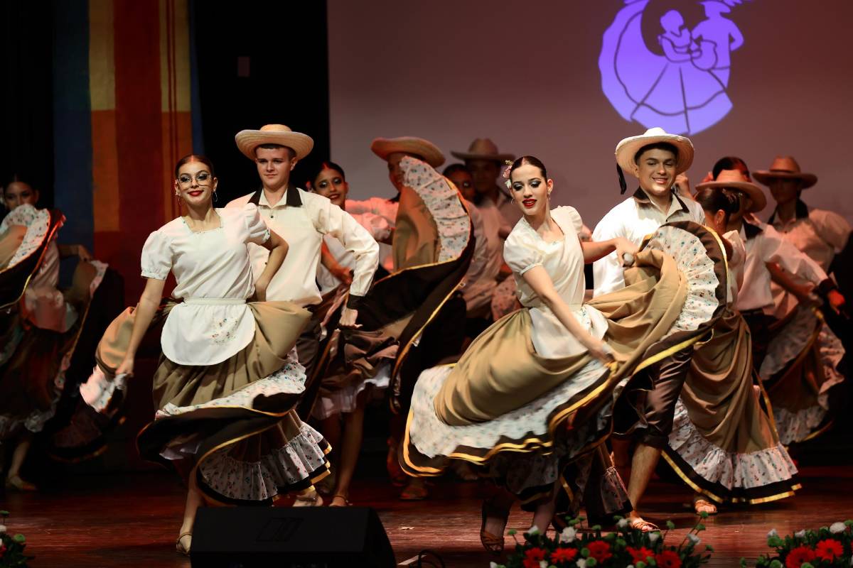 Artistas nacionales e internacionales brillan en espectacular festival folclórico