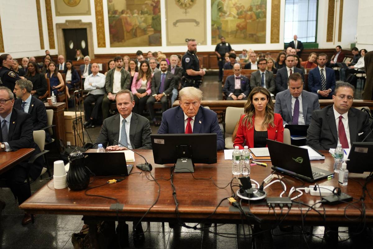 Trump vuelve al juzgado en el segundo día de juicio en Nueva York junto a su hijo Eric