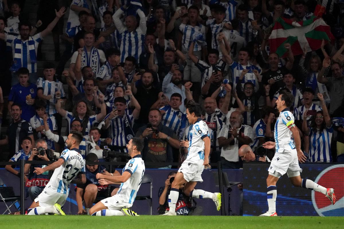 Brais Méndez celebrando con sus compañeros el primer gol de la Real Sociedad en la Champions League 10 años después.