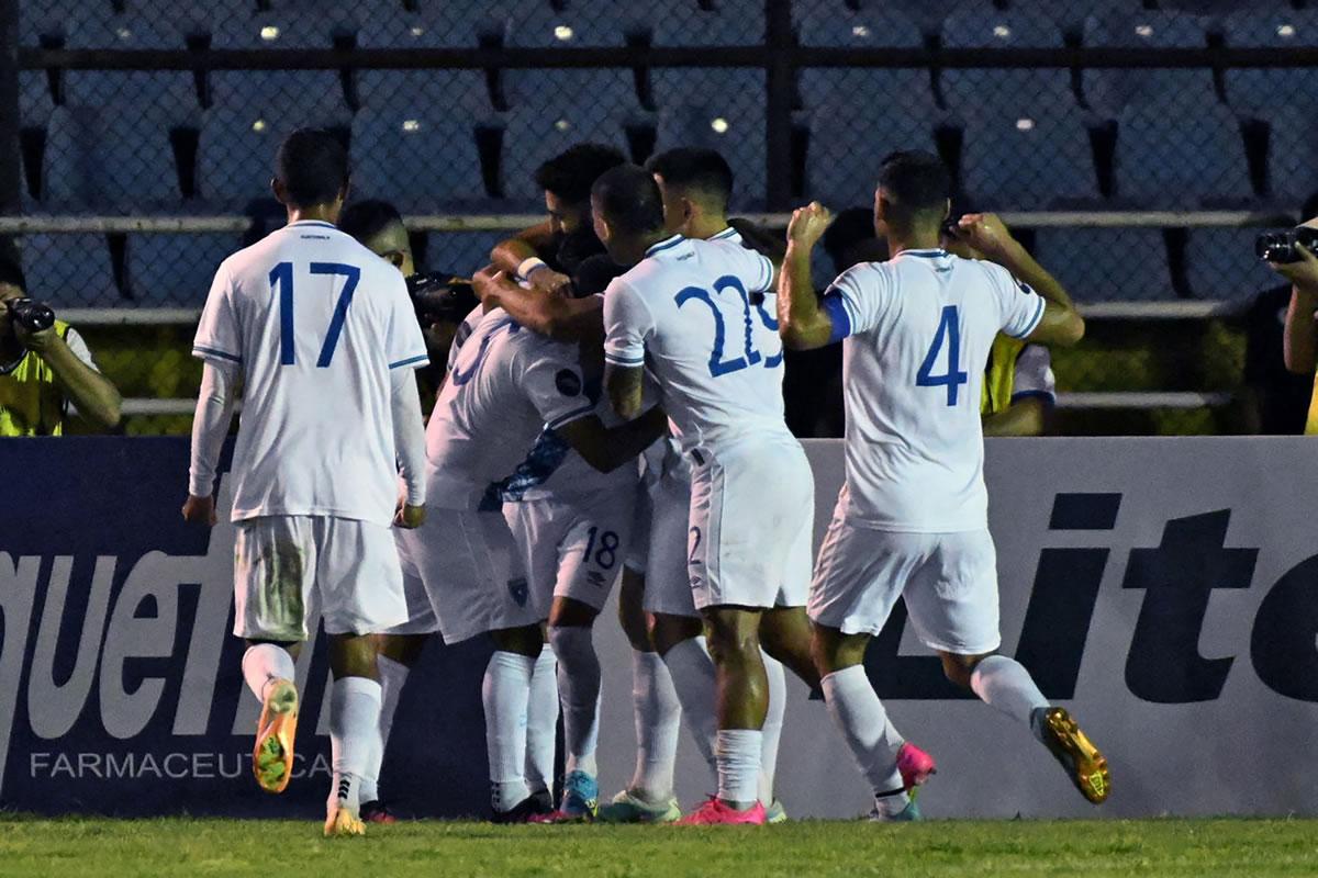 La celebración de los guatemaltecos tras el tanto de Óscar Santis.