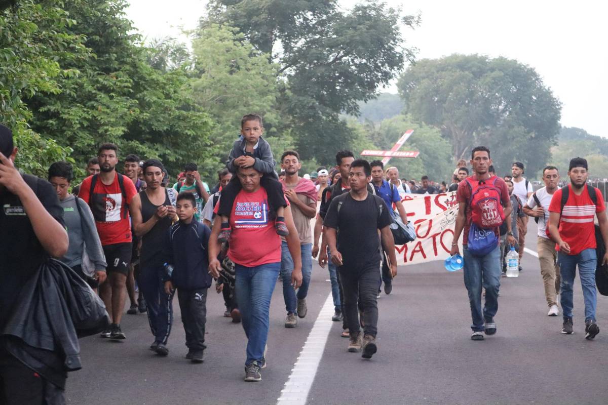 Más de 3,000 migrantes avanzan hacia la Ciudad de México tras salir en caravana desde Chiapas.