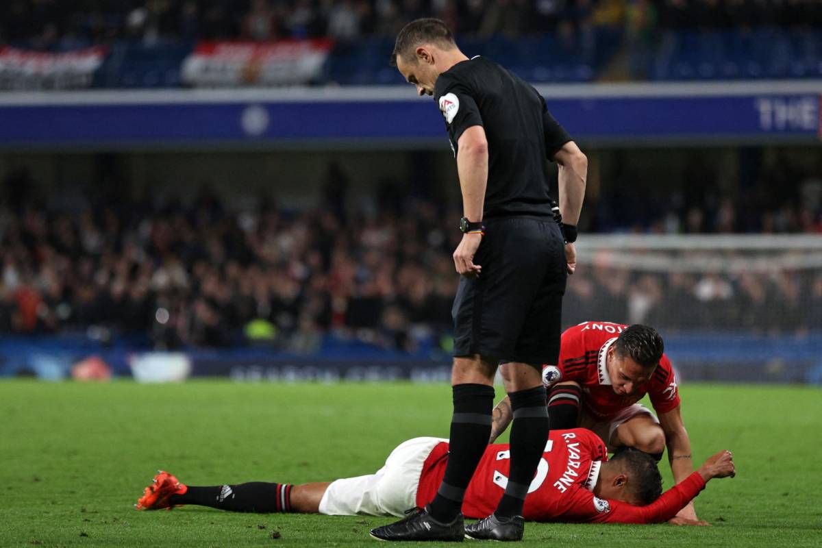 Raphael Varane cayó al terreno de juegoy posteriormente salió entre lágrimas del encuentro ante el Chelsea.