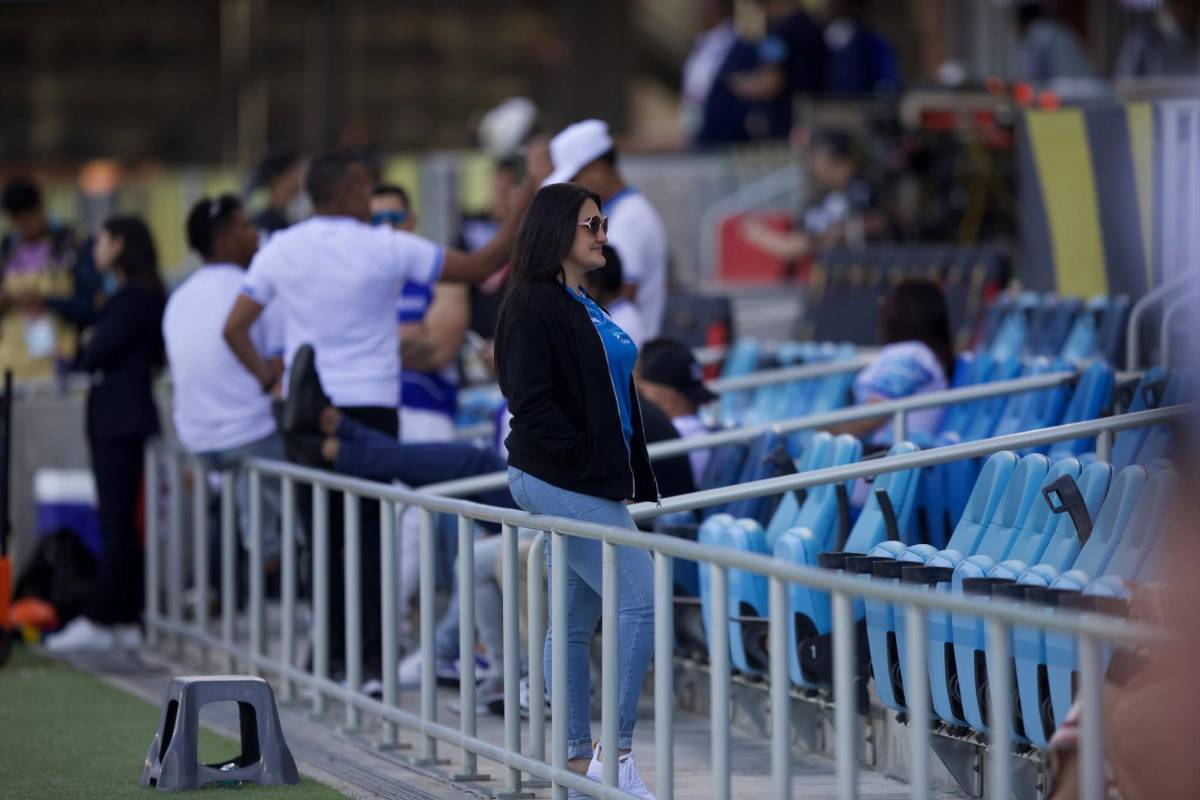 La 'chelita' que enamoró, ambiente y lindas chicas para el Honduras-Curazao