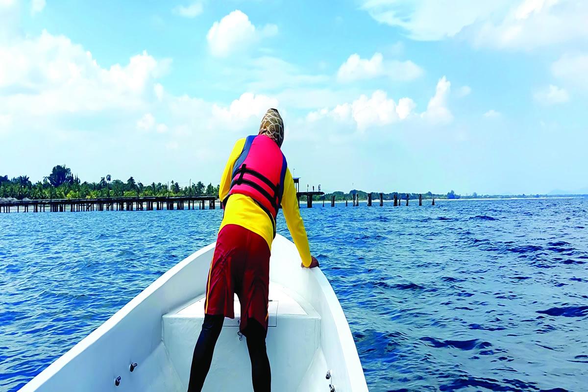 El Cuerpo de Bomberos y Policía Nacional resguardan las playas de Tela y hacen operativos en el mar; sin embargo, no han avistado tiburones.